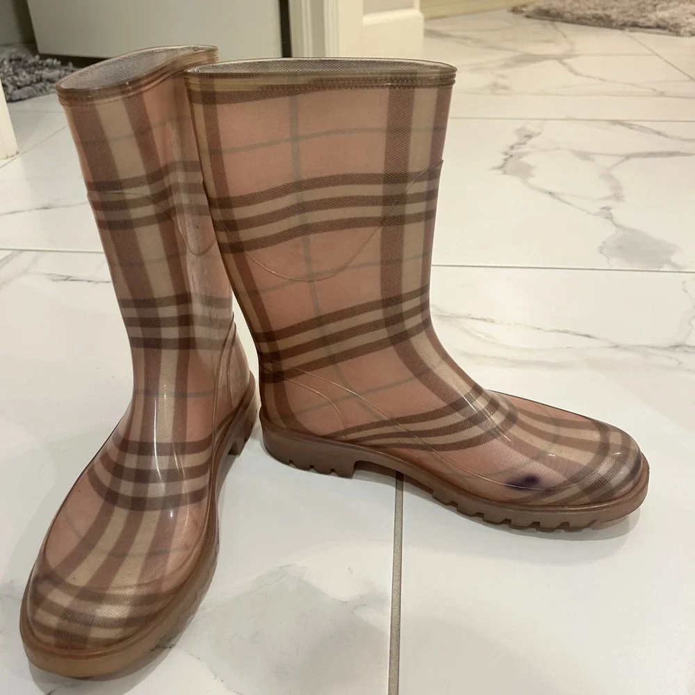Burberry rain-boots size 7-8
$150 - Picture 1 of 1